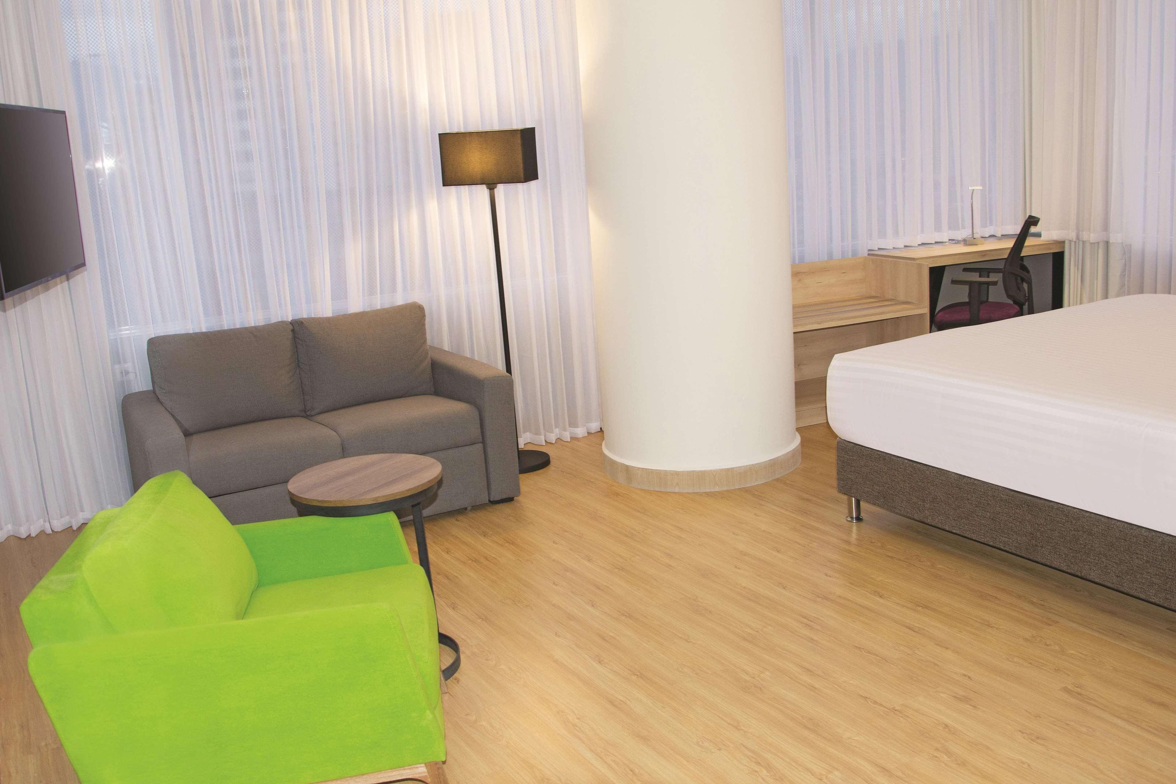 La Quinta By Wyndham Medellin Hotell Eksteriør bilde
