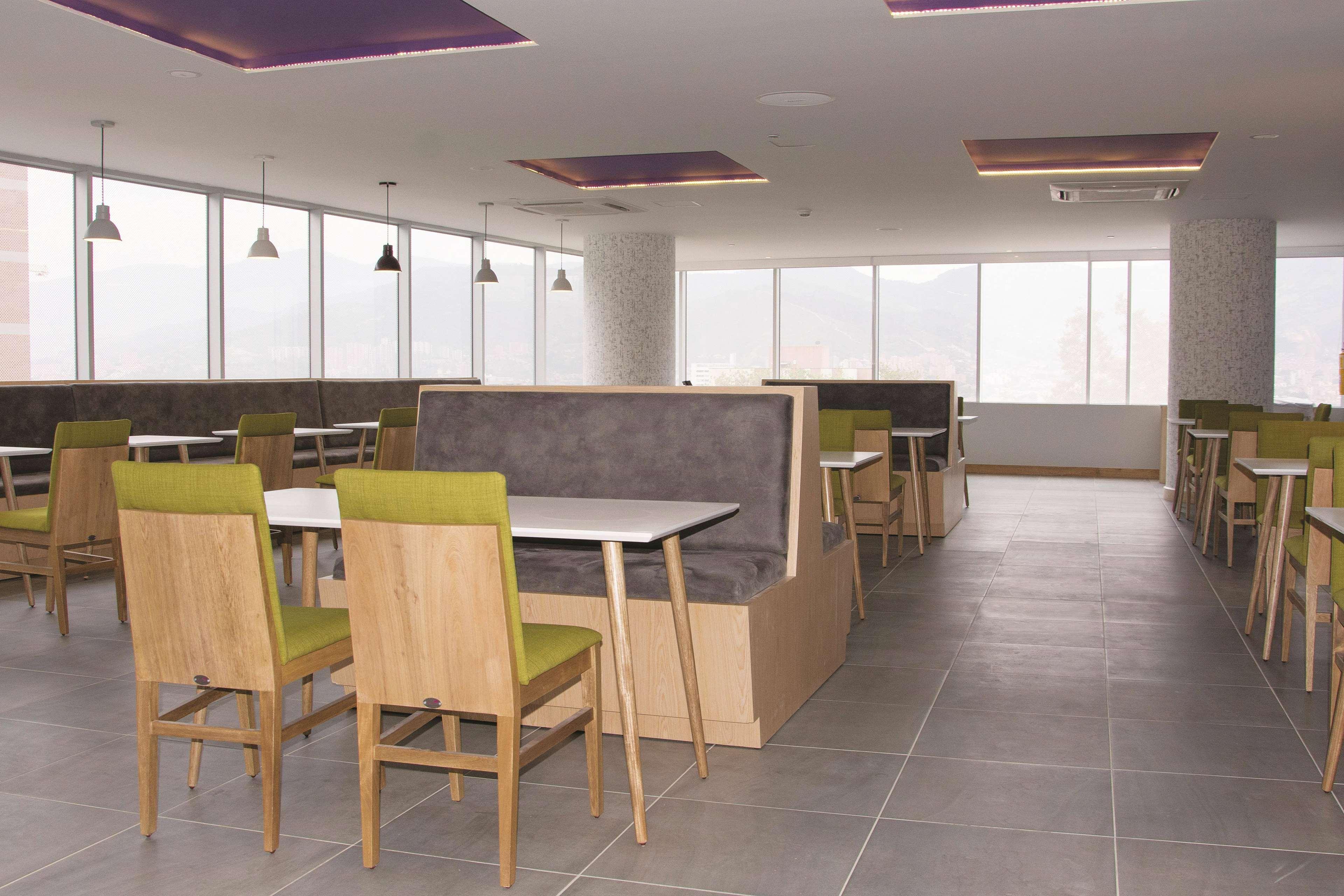 La Quinta By Wyndham Medellin Hotell Eksteriør bilde